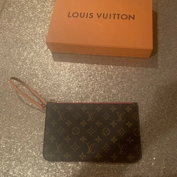 New LV Pochette - Picture 2 of 5